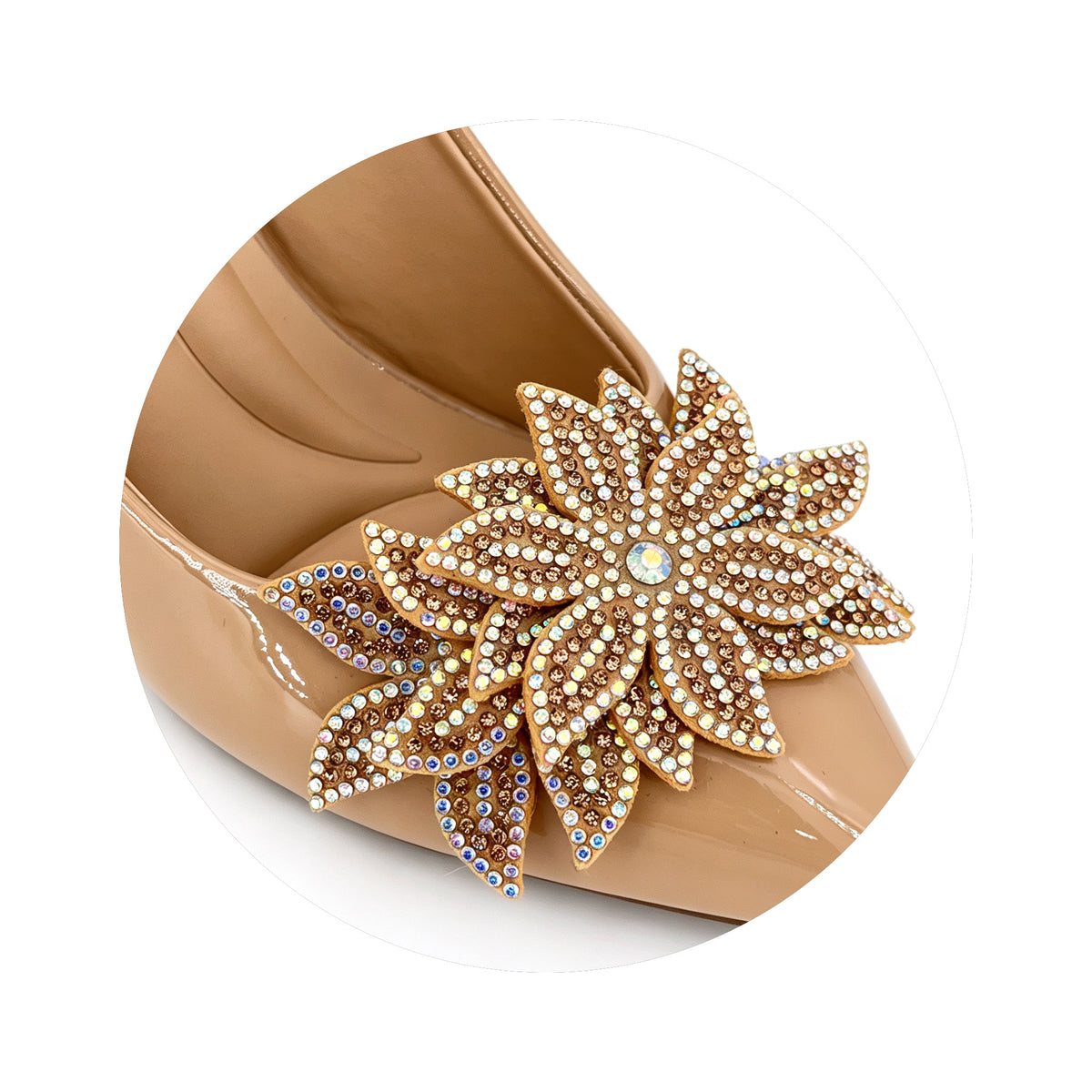 Bombas de tacón grueso con pulsera en piel charol y broche de flor de cristal para mujer | Tacones al por mayor para ocasiones | Varios colores | Tallas EU 35–41